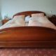Schlafzimmer, Kirschholz, 1 Bett, 2 Nachttische, 1 Kleiderschrank, 1 Kommode, 1 Spiegel